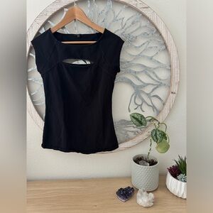 GUESS Women’s Cut Out Top. Size Small. Black.